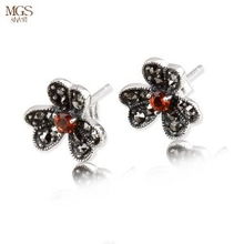 MGS曼古銀 復古天然石榴石925純銀耳環，優雅格調與經典工藝的融合